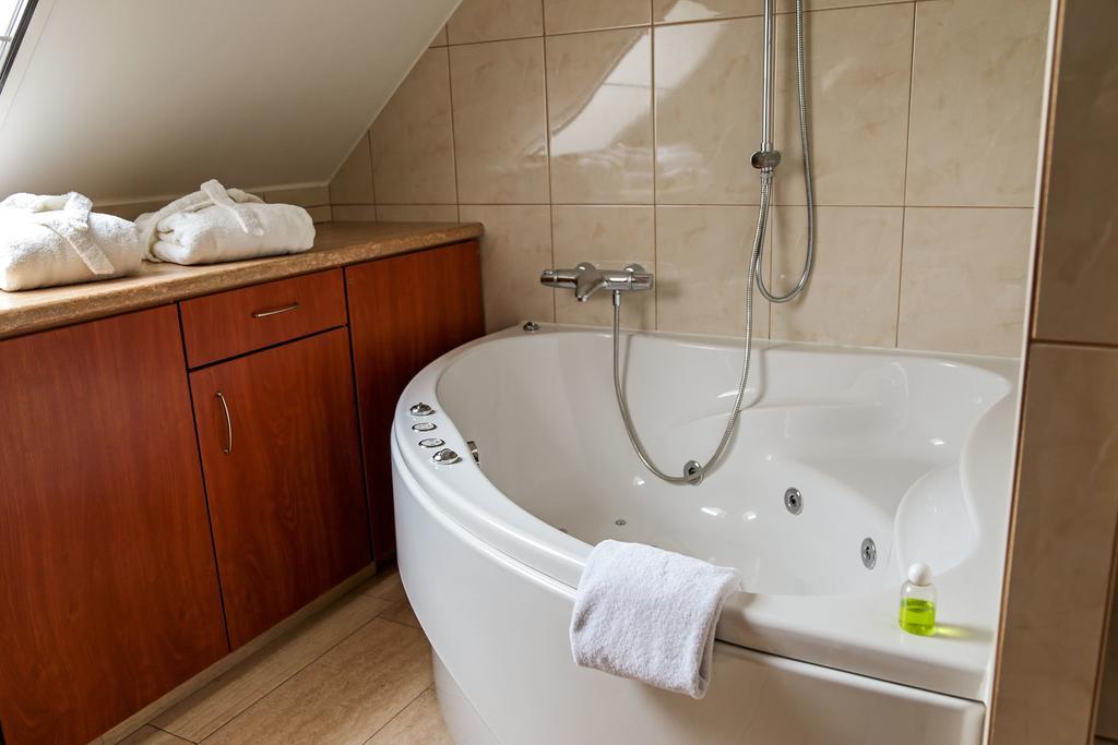 Hotel Wilgenhof Маасейк Екстериор снимка
